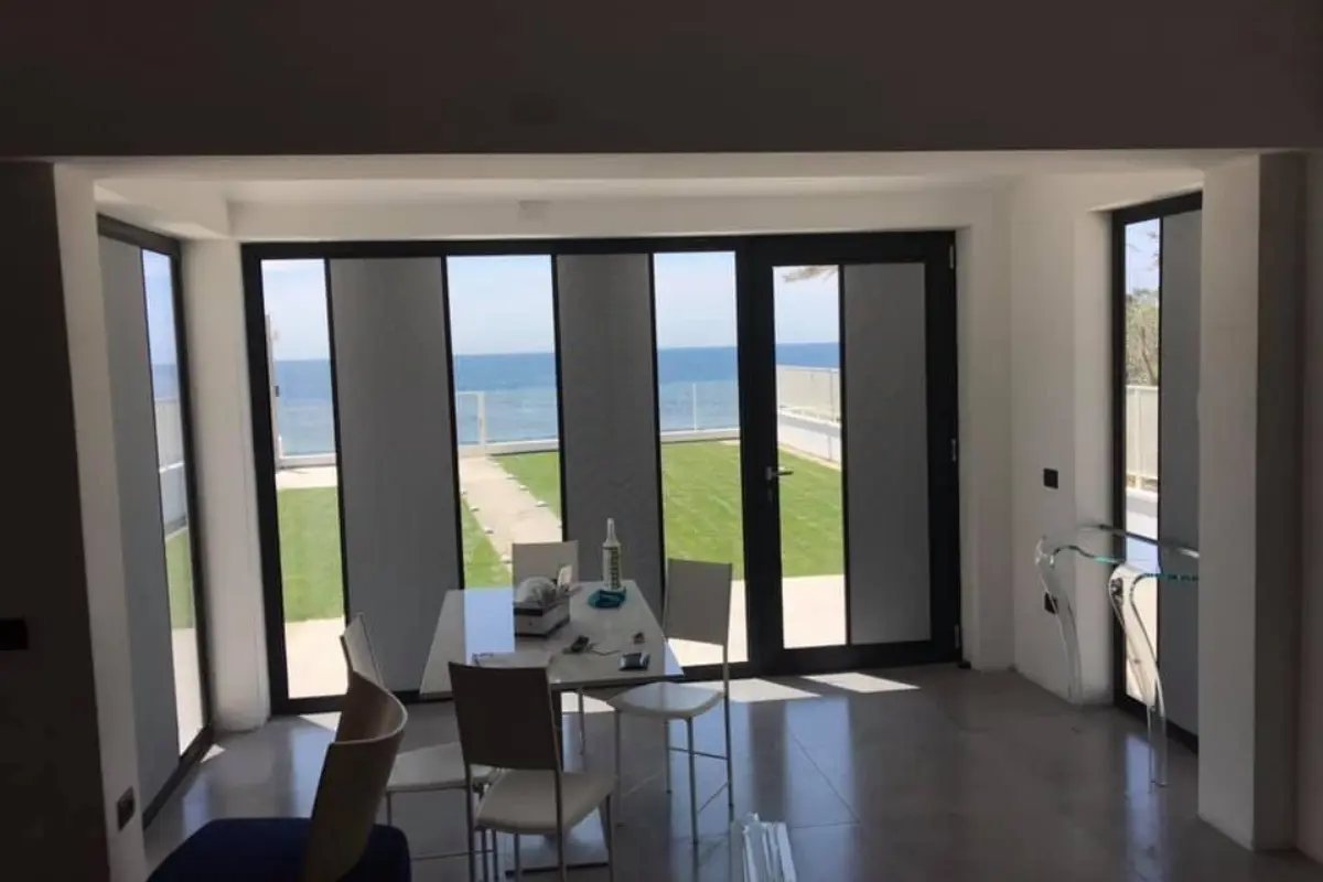 Tende Eclypser su una vetrata con vista mare