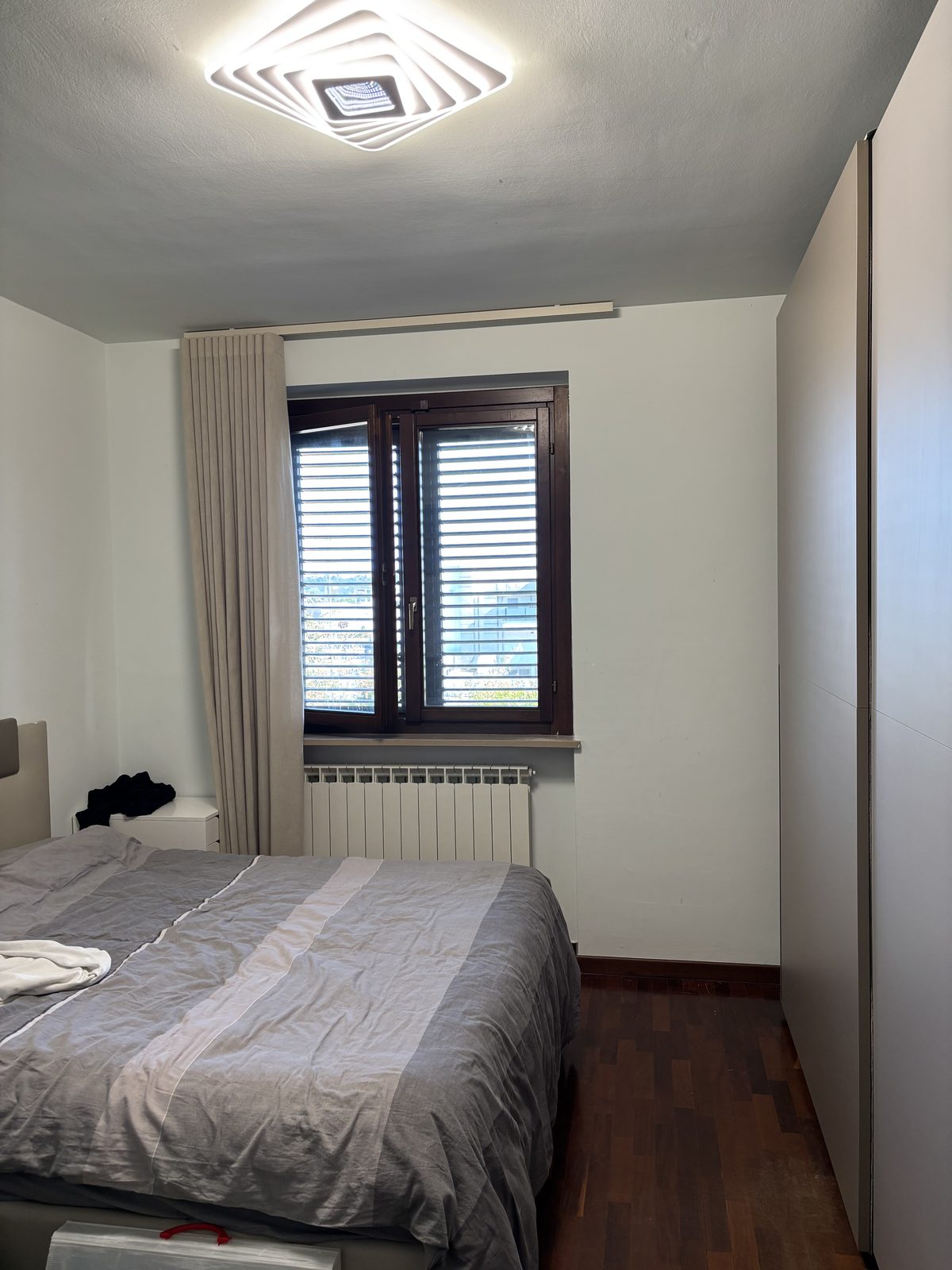 Camera · finestra con armadio: prima