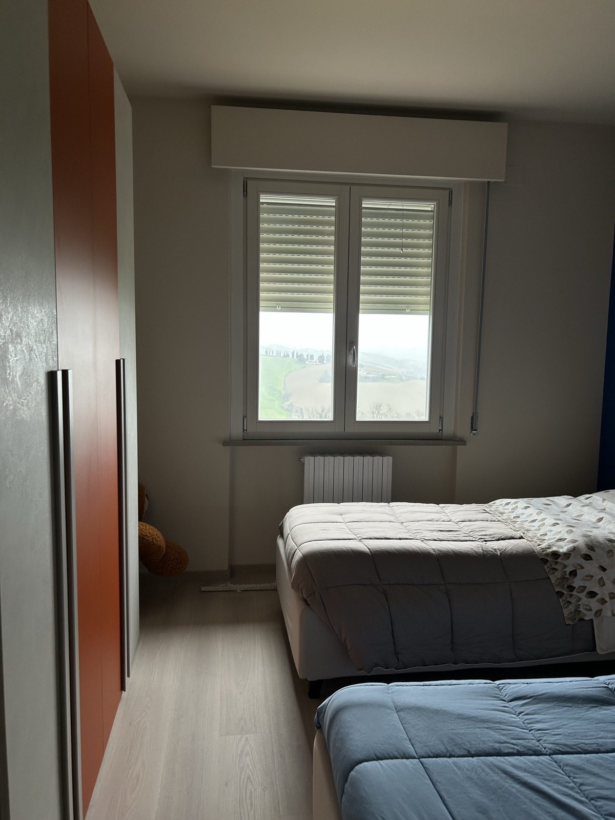 Cameretta · finestra con doppio letto singolo: prima