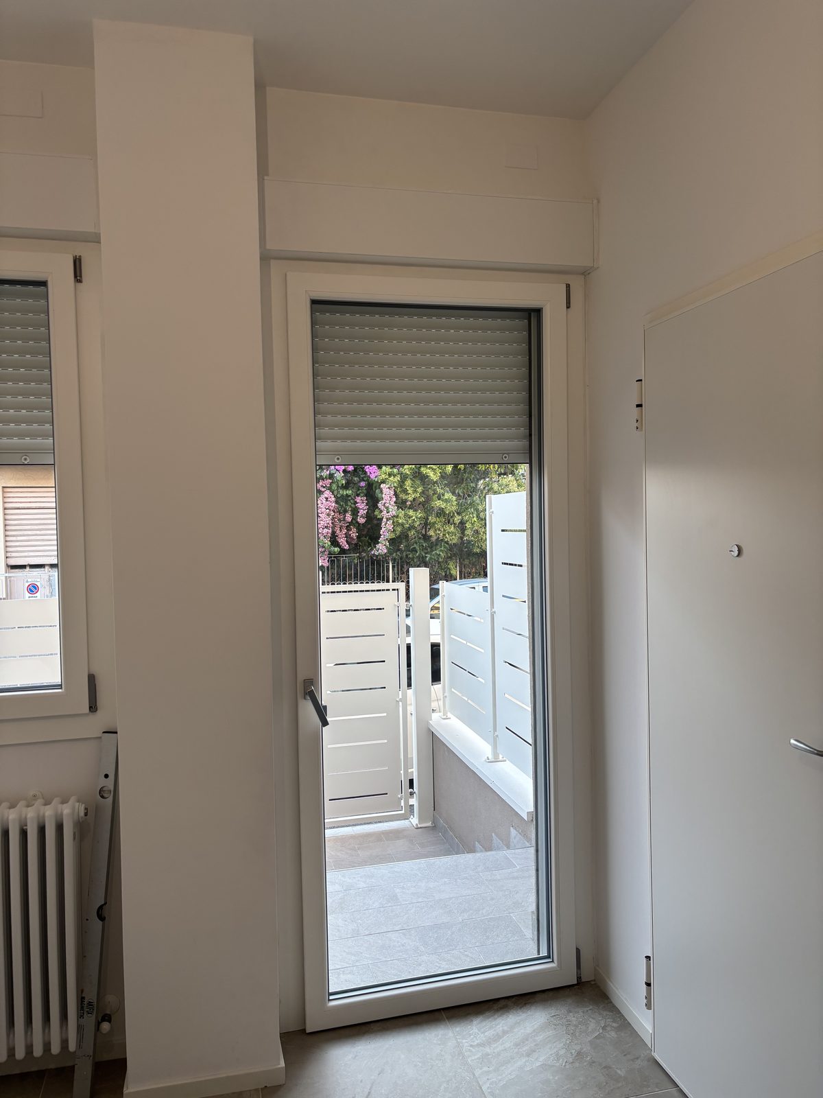 Soggiorno · porta-finestra verso il giardino: prima