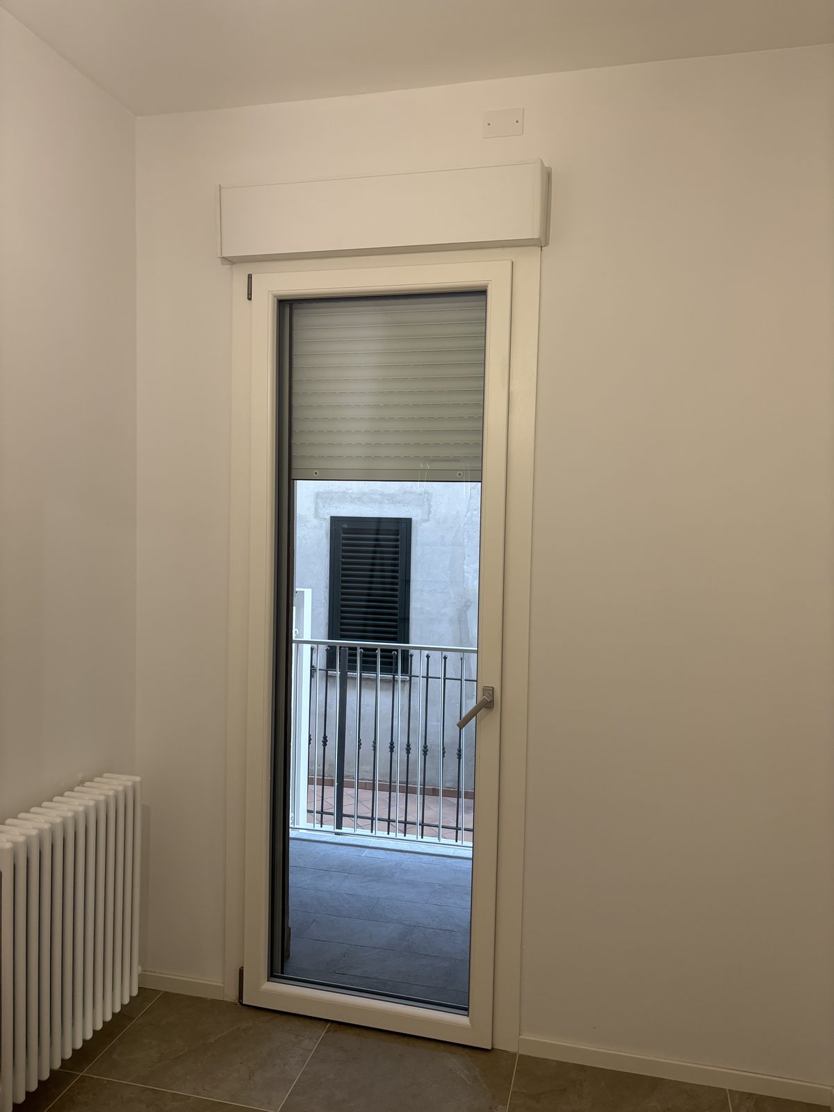 Soggiorno · porta-finestra verso il balcone: prima